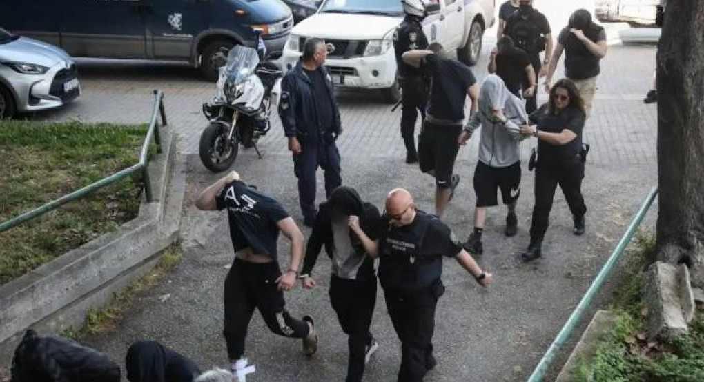 Θεσσαλονίκη: Προφυλακίστηκε ένα μέλος της ακροδεξιάς οργάνωσης – Την Τρίτη απολογούνται άλλοι δύο Θεσσαλονίκη: Προφυλακίστηκε ένα μέλος της ακροδεξιάς οργάνωσης – Την Τρίτη απολογούνται άλλοι δύο
