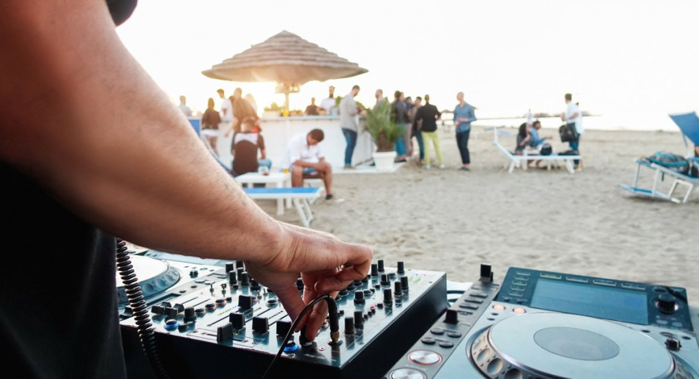 Συλλήψεις για παράνομα beach bar που στα χαρτιά ήταν... καντίνες Συλλήψεις για παράνομα beach bar που στα χαρτιά ήταν... καντίνες