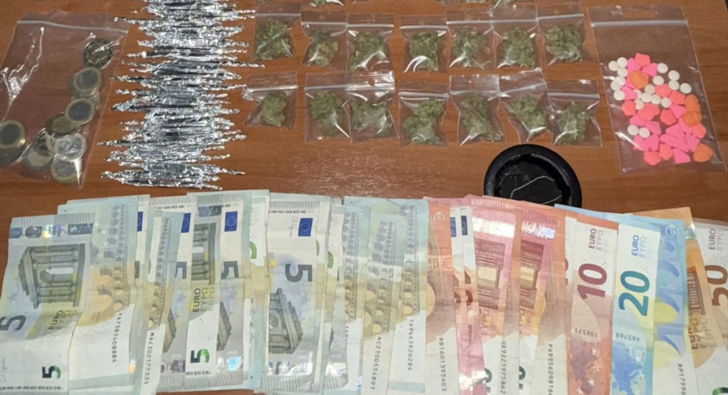 Χειροπέδες σε τρεις άντρες για διακίνηση ναρκωτικών έξω από σχολικό συγκρότημα Χειροπέδες σε τρεις άντρες για διακίνηση ναρκωτικών έξω από σχολικό συγκρότημα