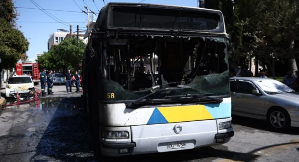 Στις φλόγες τυλίχτηκε λεωφορείο εν κινήσει στο Πανόραμα Θεσσαλονίκης Στις φλόγες τυλίχτηκε λεωφορείο εν κινήσει στο Πανόραμα Θεσσαλονίκης