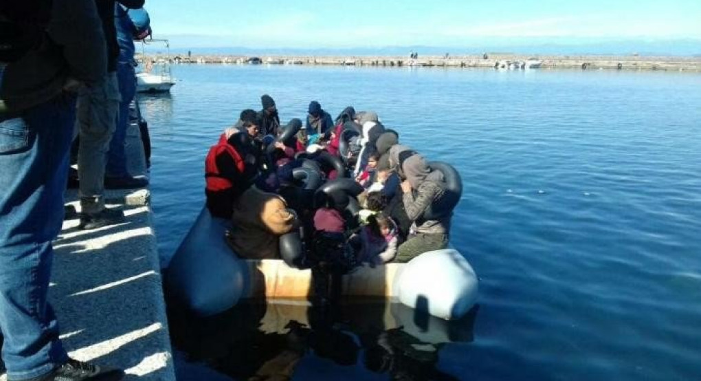 Μυτιλήνη: Σε περίφρακτο χώρο στο λιμάνι της Μυτιλήνης μεταφέρονται οι μετανάστες και πρόσφυγες που έφθασαν σήμερα στο νησί