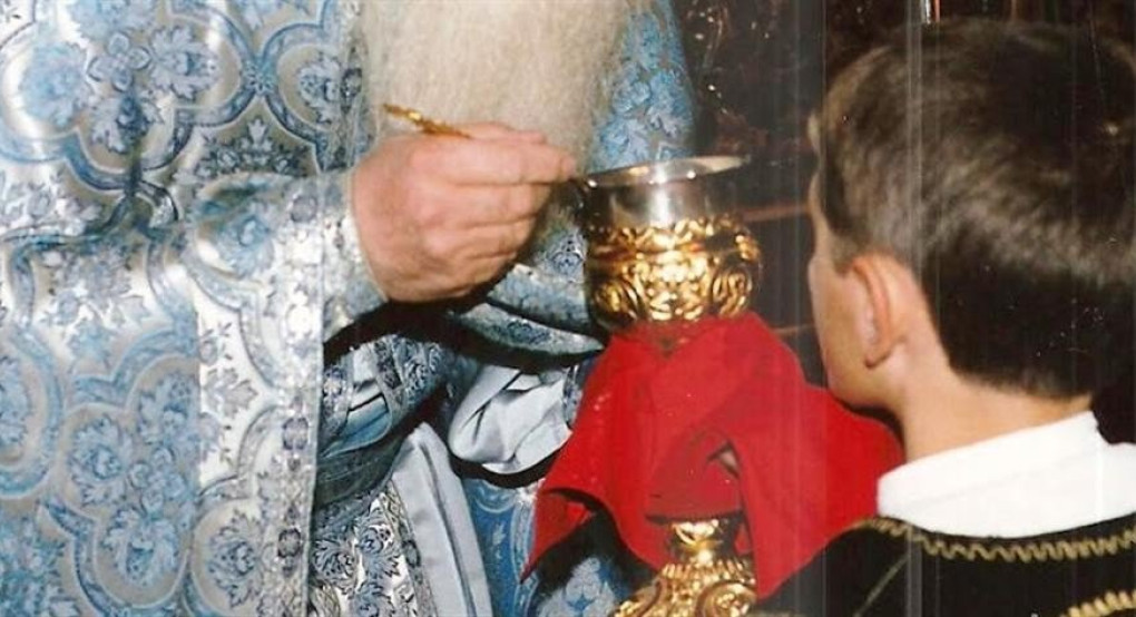 Κορωνοϊός: με κουταλάκι από το σπίτι η θεία μετάληψη!