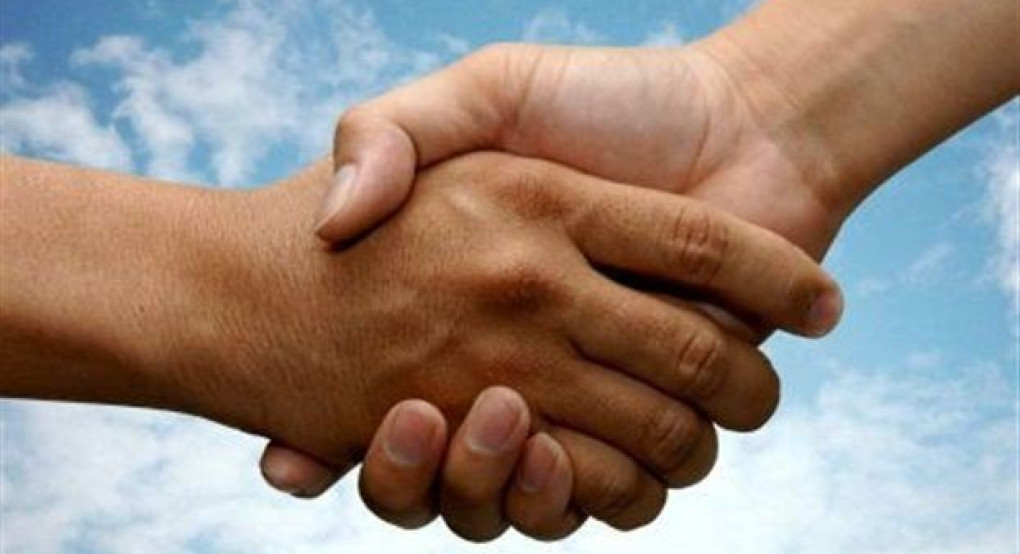 Κορωνοϊός: Τέρμα οι χειραψίες, οι αγκαλιές, τα φιλιά και τα "κόλλα πέντε".