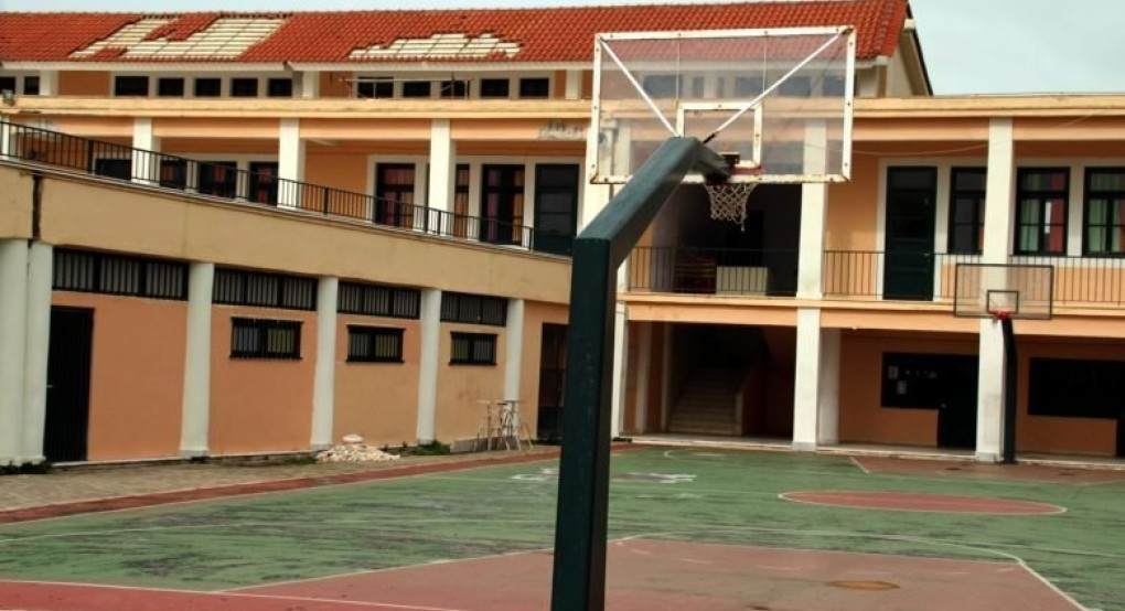 Βρέθηκε σακίδιο με 23 σιδερογροθιές και κυνηγετικά μαχαίρια σε αυλή σχολείου