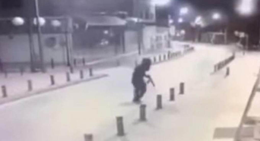 Κύπρος: Η στιγμή που ένοπλος «γαζώνει» καφετέρια στην Αγία Νάπα (vid)