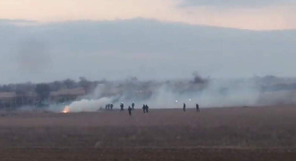 Νέα επεισόδια στα ελληνοτουρκικά σύνορα: Συγκρούσεις μεταναστών και αστυνομικών – Πληροφορίες για τραυματία