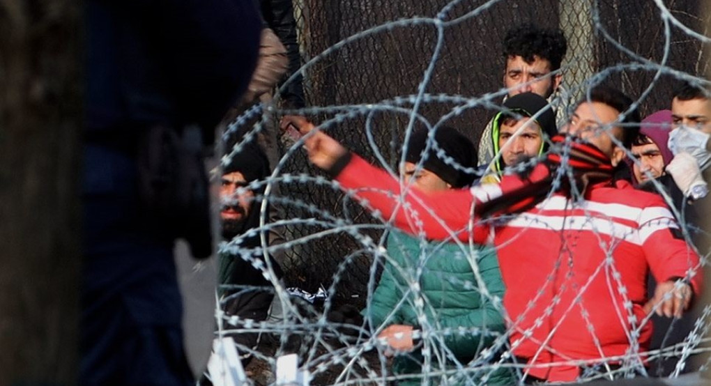 Σκηνικό μάχης εκτυλίσσεται στις Καστανιές - Οι αλλοδαποί πετούν πέτρες και χημικά βρίζοντας και κρατώντας την τουρκική σημαία