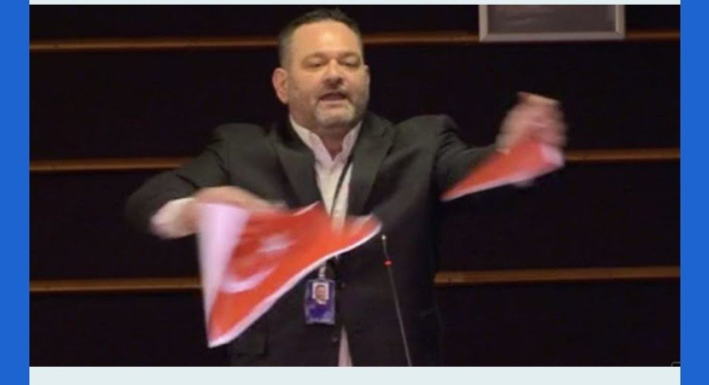 Ο Λαγός έσκισε την Τουρκική σημαία (βίντεο) 