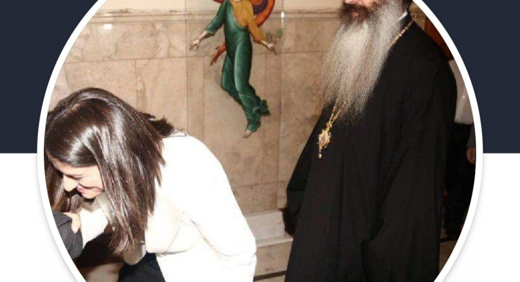 Ντροπή... Σελίδα σατιρίζει την Υπουργό για την ευσέβεια της προς τους ιερείς 