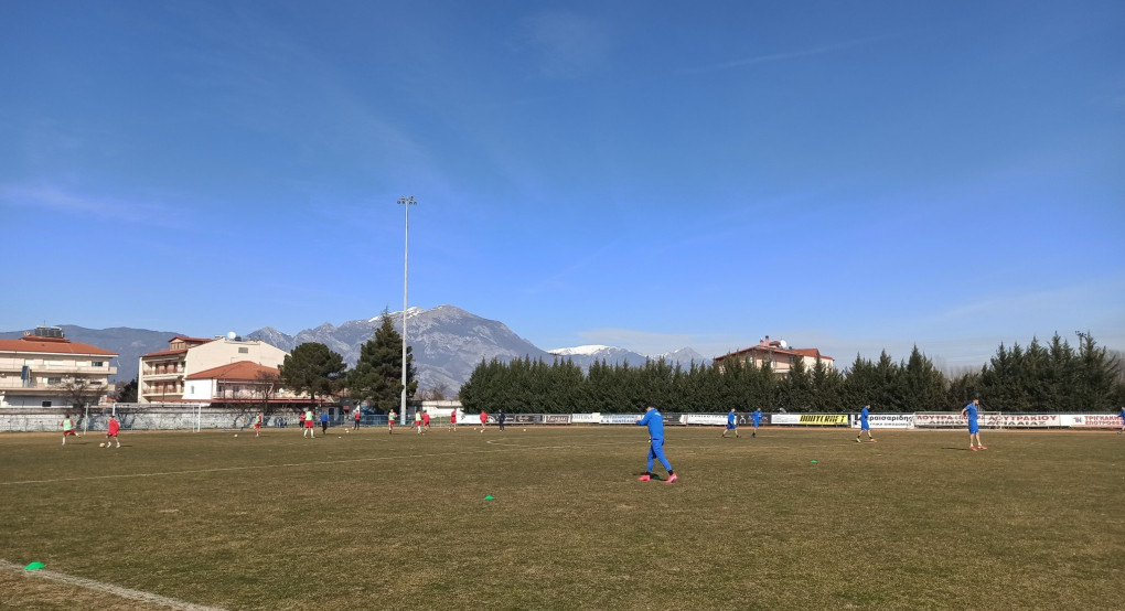 Κλειδώνει την πρώτη θέση (live) 