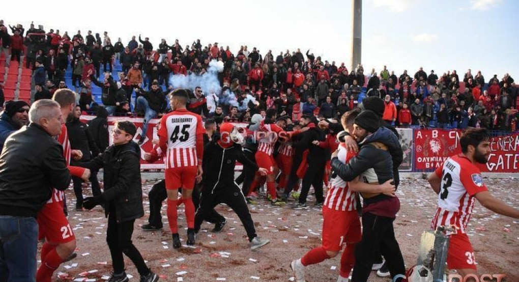 'Πνίγηκε' στις αγκαλιές των φιλάθλων ο Βασιλουδης 