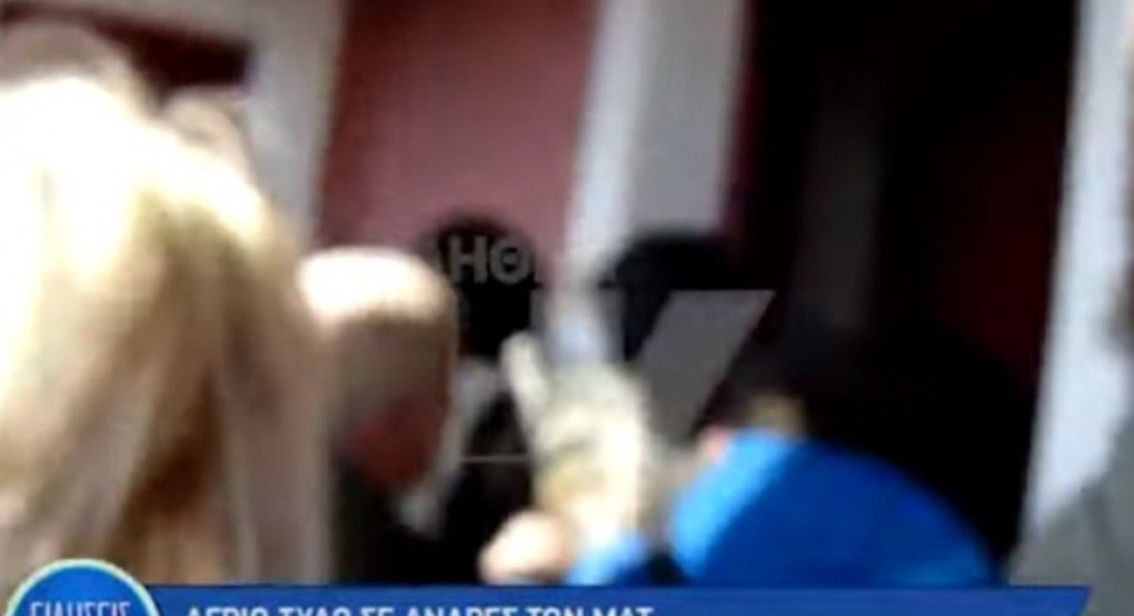 Χίος: Σκληρές εικόνας.. Μπουκάρουν και χτυπούν αστυνομικούς σε ξενοδοχεία 