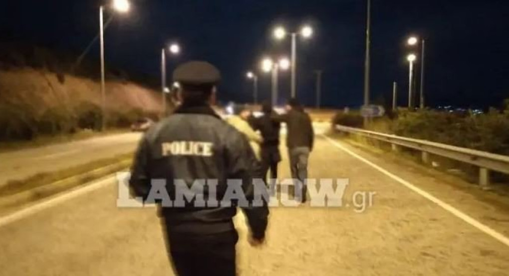 Άγριος πετροπόλεμος στη Λαμία από οπαδούς της ΑΕΛ / Τραυματίστηκε αστυνομικός