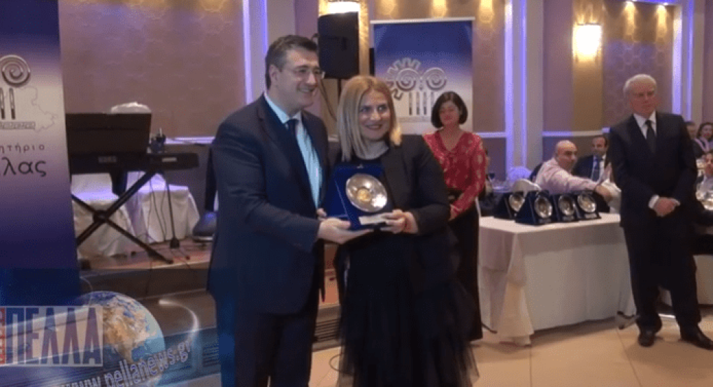 Η βράβευση της Σταυρούλας Λάμπρου από τον Απόστολο Τζιτζικώστα