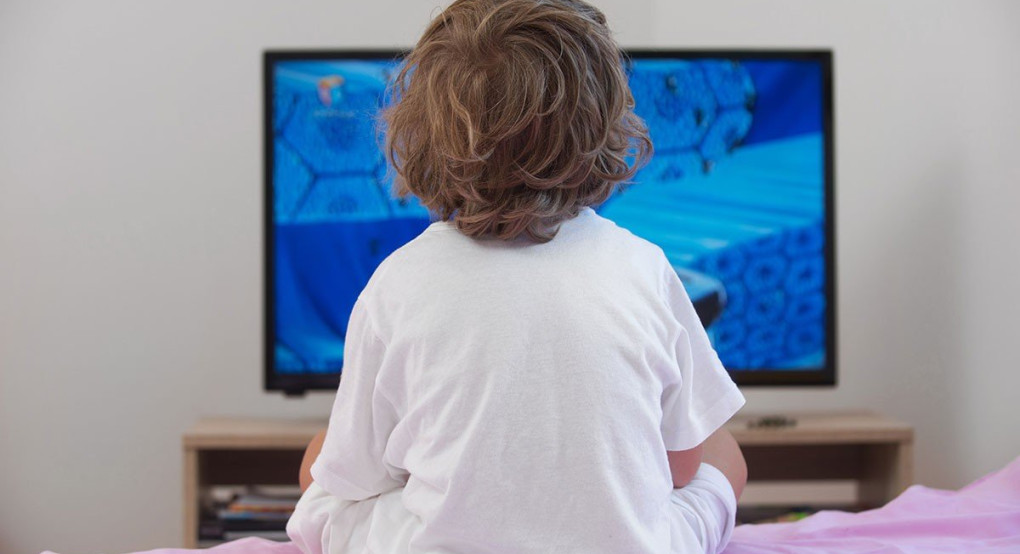 Έρευνα: Μια οθόνη μπορεί να κάνει τα παιδιά σωματικά αδρανή 