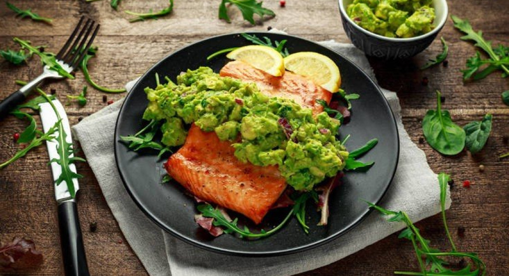 Σολομός με σος αβοκάντο