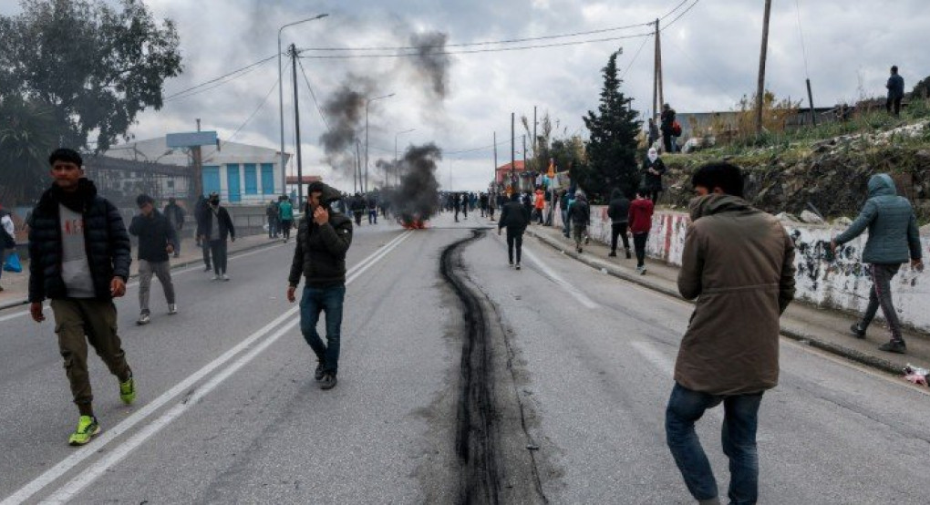 Έκρυθμη η κατάσταση στην Μόρια, στέλνουν ΜΑΤ -Αγρια επεισόδια, οργή κατοίκων 