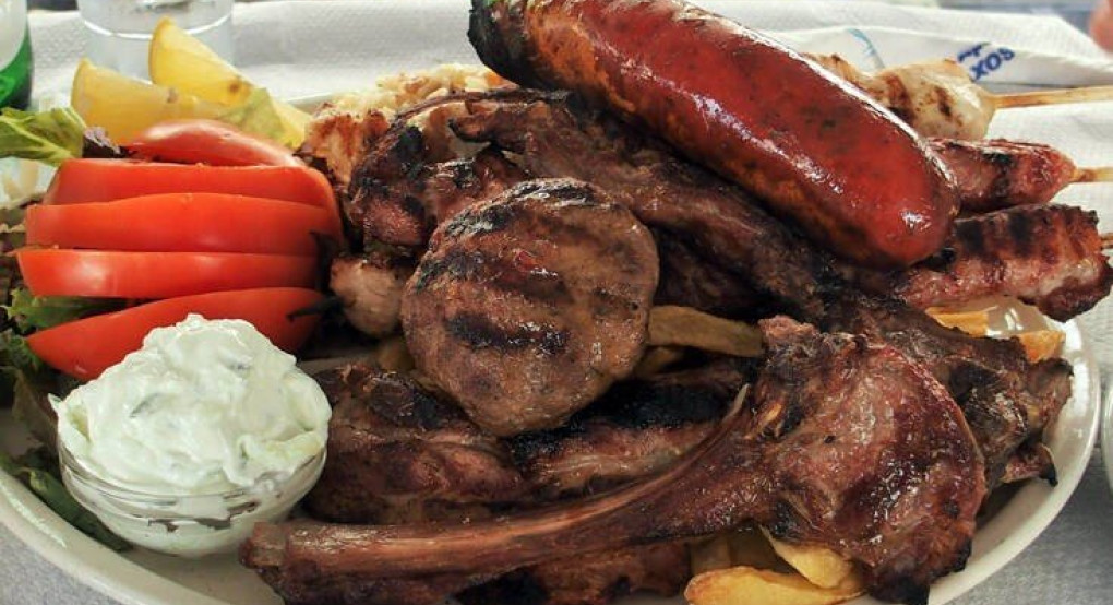 Τα «παρατράγουδα» του αντικαπνιστικού νόμου: Βγήκαν για τσιγάρο και τους πήραν....τα παϊδάκια 