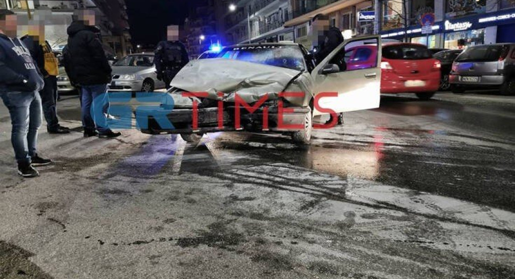 Θεσσαλονίκη-Τράκαρε, έπιασε φωτιά το ΙΧ και το εγκατέλειψε έχοντας μαζί του ένα παιδί