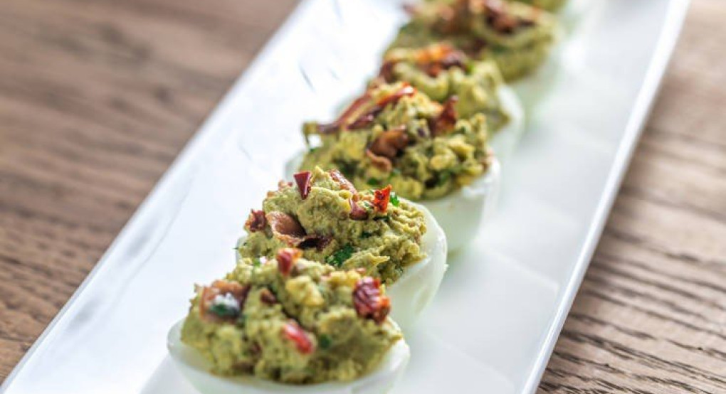 Αυγά γεμιστά με αβοκάντο και μπέικον