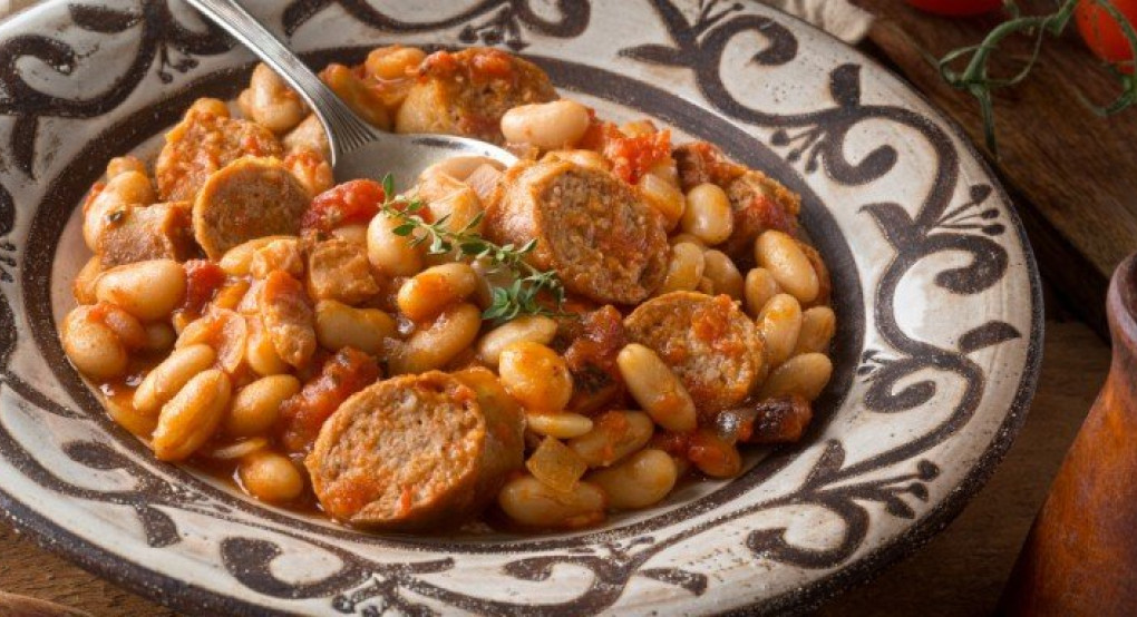 Κασουλέ: Η γαλλική εκδοχή της φασολάδας γίνεται στο φούρνο με κρέας