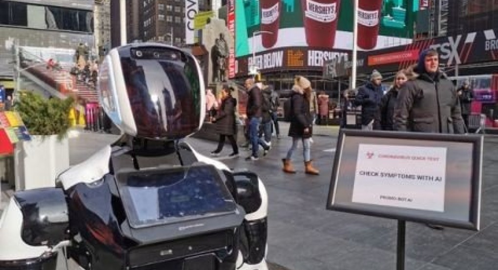 ΗΠΑ: Ένα ρομπότ δίνει πληροφορίες για τον νέο κοροναϊό στην Τάιμς Σκουέρ της Νέας Υόρκης
