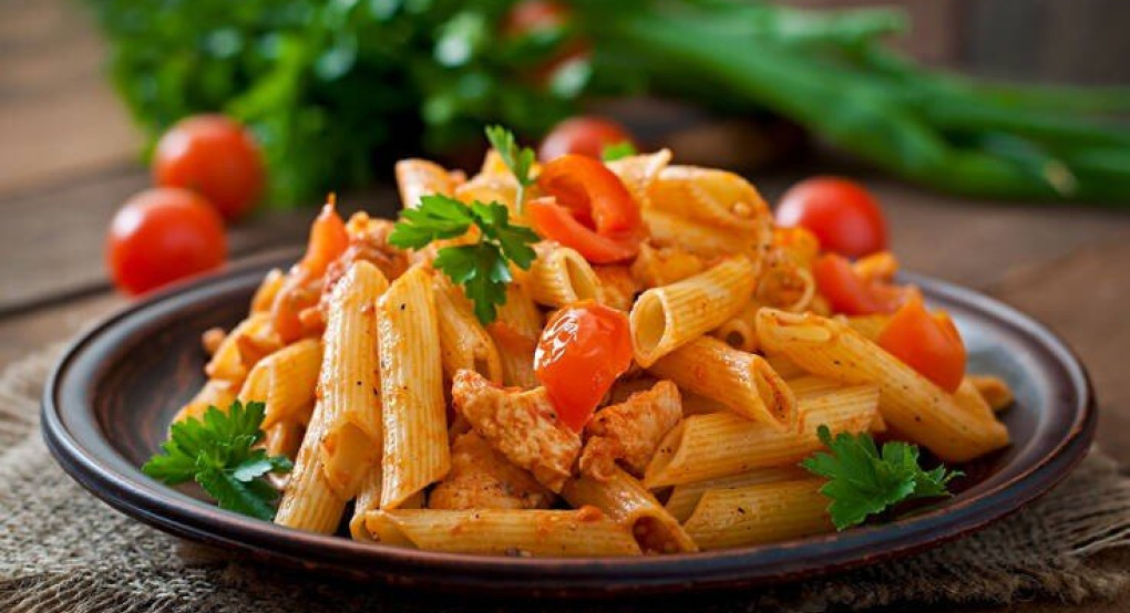 Κοτόπουλο κοκκινιστό με πέννες