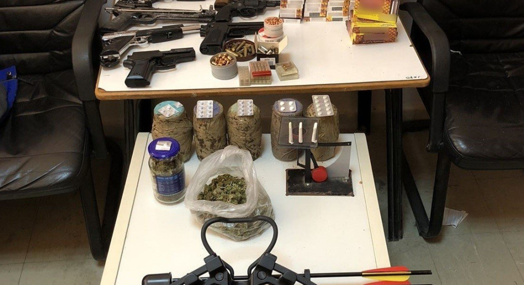 Συνελήφθη 53χρονος στην Πέλλα στο σπίτι του οποίου εντοπίστηκαν ποσότητες κάνναβης και όπλα κρότου-αερίου