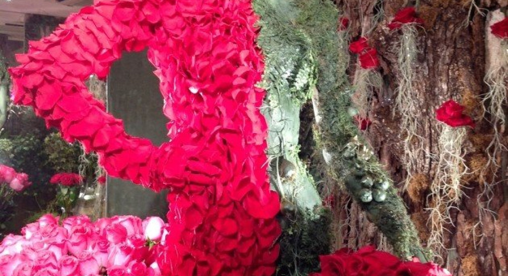 Ο Άγιος Βαλεντίνος έτοιμος να «ζεστάνει» την αγορά. Βιτρίνες με λουλούδια, γλυκά και δώρα  για τους ερωτευμένους