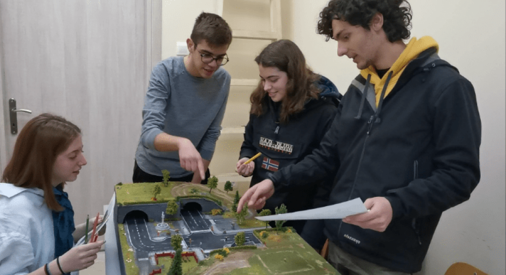 Θεσσαλονίκη: «Έξυπνα φανάρια» σε ρόλο αόρατου τροχονόμου προτείνουν μαθητές ως λύση στο κυκλοφοριακό