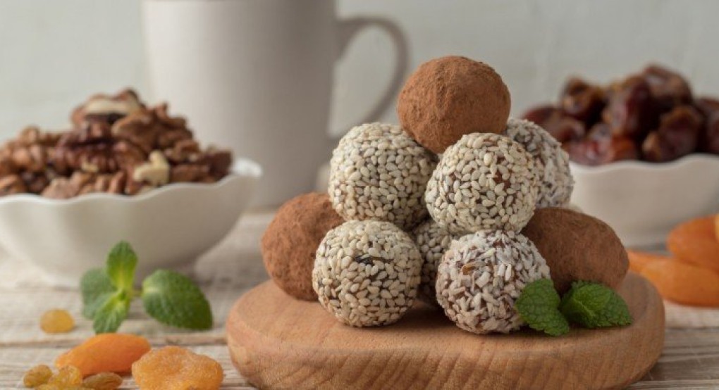 Νηστίσιμα τρουφάκια με ταχίνι πεντανόστιμα μόνο με τέσσερα υλικά 