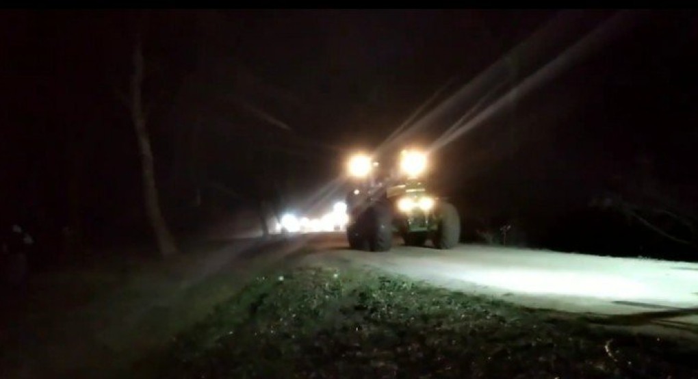 Έβρος: Αγρότες με τρακτέρ στα σύνορα -Με αναμμένα φώτα και κόρνες αποτρέπουν τους μετανάστες 