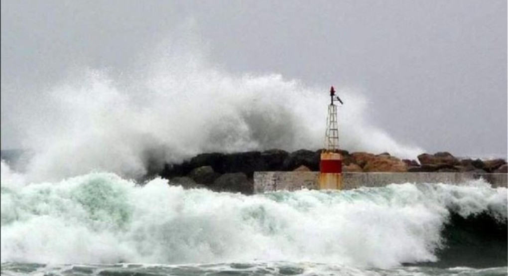 Προβλήματα στις ακτοπλοϊκές συγκοινωνίες σε πολλές περιοχές, λόγω θυελλωδών νότιων ανέμων