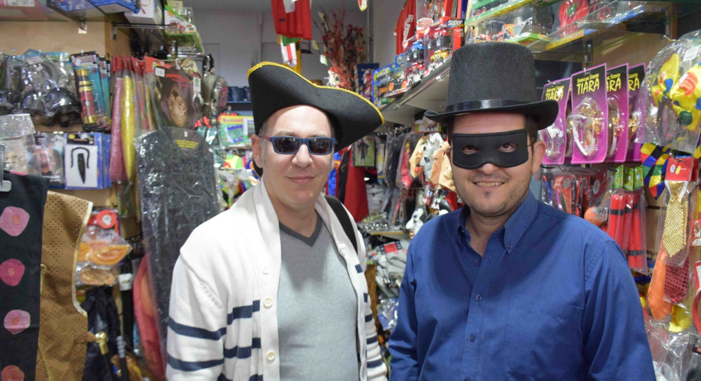 Με αποκριάτικη διάθεση οι Παύλος Παπαδόπουλος και Στέφανος Μίντζας στην παρουσίαση της έντυπης Πέλλαnews