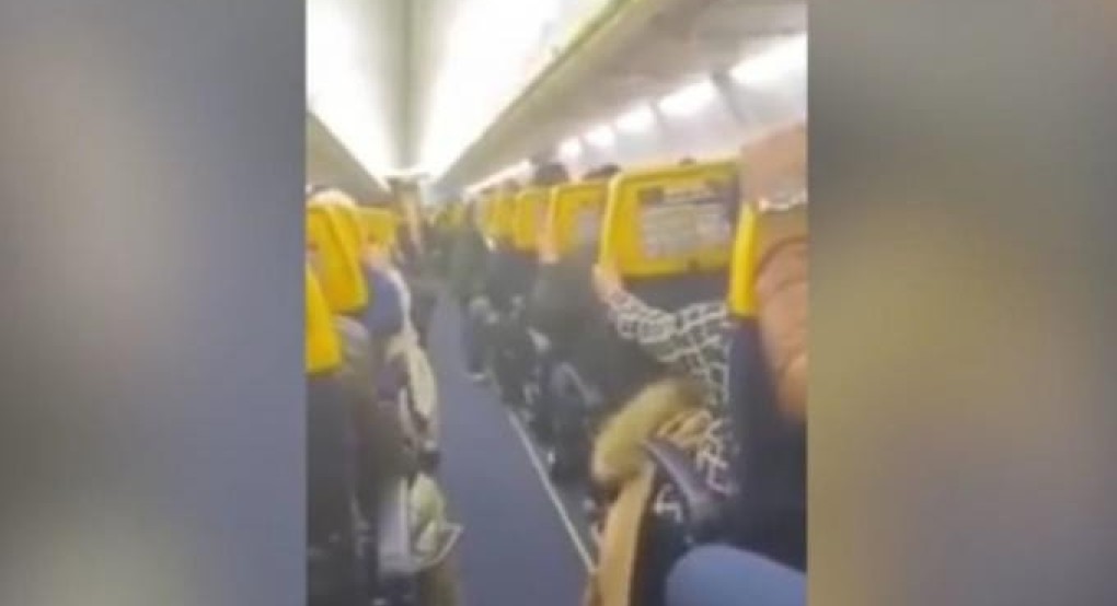 Tρόμος σε πτήση της Ryanair: Προσευχές και κλάματα ενώ το αεροσκάφος κλυδωνίζεται από την καταιγίδα «Ντένις»