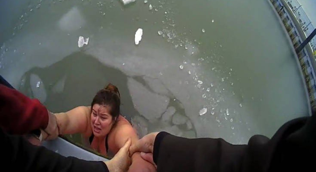 Κινδύνευσε η ζωή της πέφτοντας στα παγωμένα νερά και της έκαναν bullying για τα κιλά της