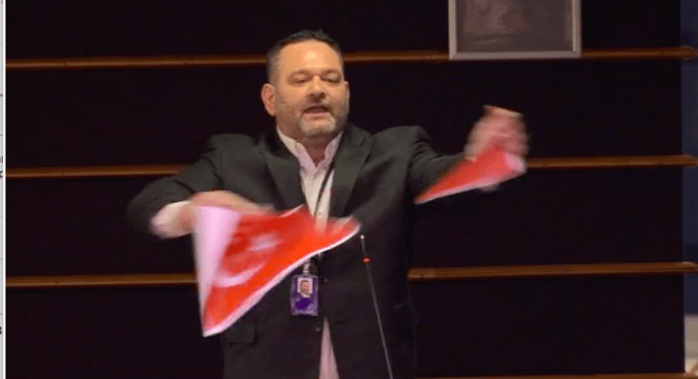 Ξέσκισε την τουρκική σημαία ο Γιάννης Λαγός μέσα στην ευρωβουλή
