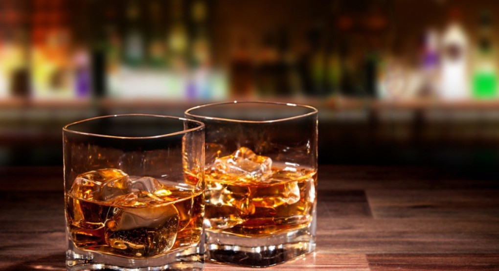 Αθώωσαν αστυνομικούς που δεν πλήρωσαν τα ποτά τους στο μπαρ  