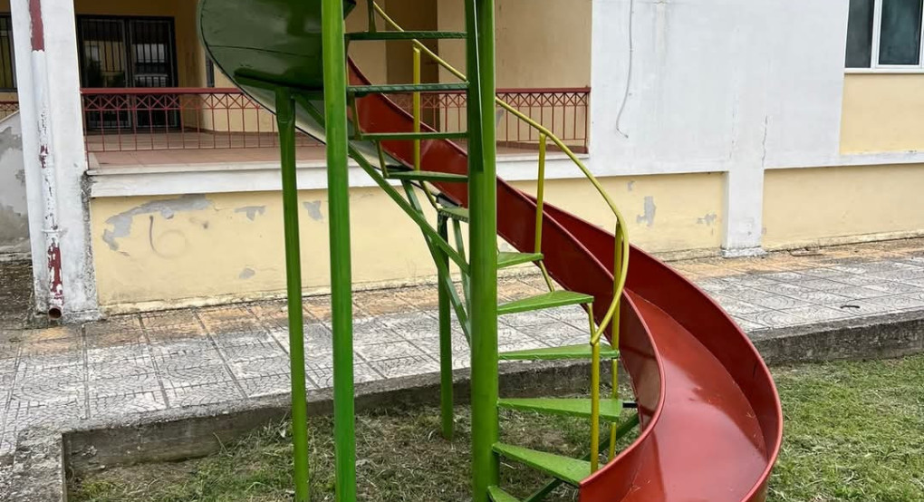 Παρεμβάσεις συντήρησης σε παιδικές χαρές στην Έδεσσα και την Κεδρώνα από τον Βαγγέλη Θωμά Παρεμβάσεις συντήρησης σε παιδικές χαρές στην Έδεσσα και την Κεδρώνα από τον Βαγγέλη Θωμά