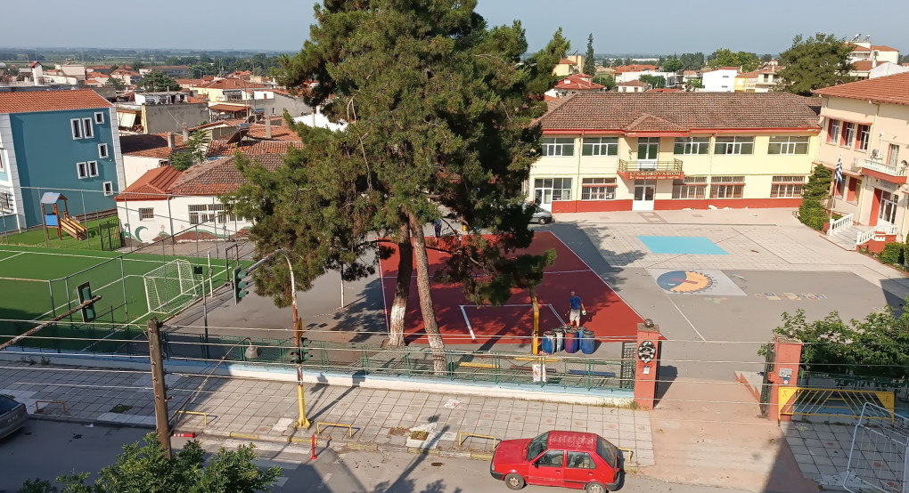 3ο "Αγαθοβούλειο" Δημοτικό Σχολείο Γιαννιτσών: Εφαρμόζεται τάπητας για το γήπεδο μπάσκετ