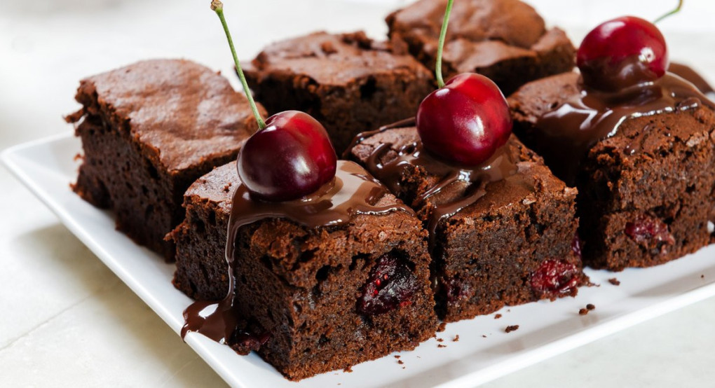 Συνταγή: Ζουμερό brownie με φρέσκα κεράσια