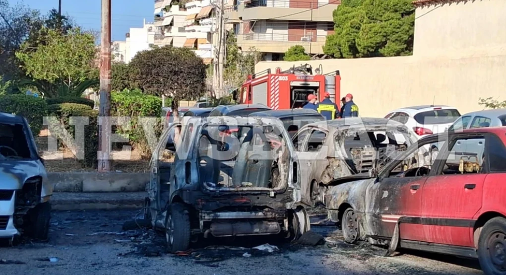 Κάηκαν 5 αυτοκίνητα στη Νέα Σμύρνη Κάηκαν 5 αυτοκίνητα στη Νέα Σμύρνη