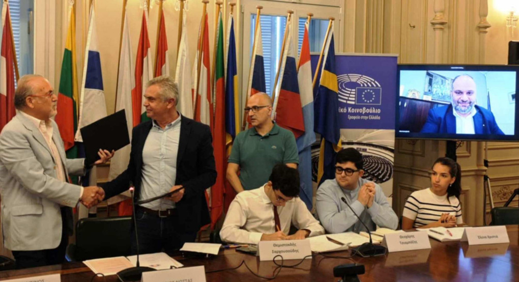 Παρουσιάστηκε το Μνημόνιο Συνεργασίας μεταξύ του Δήμου Νάουσας και του Ευρωπαϊκού Ινστιτούτου Επικοινωνίας Παρουσιάστηκε το Μνημόνιο Συνεργασίας μεταξύ του Δήμου Νάουσας και του Ευρωπαϊκού Ινστιτούτου Επικοινωνίας