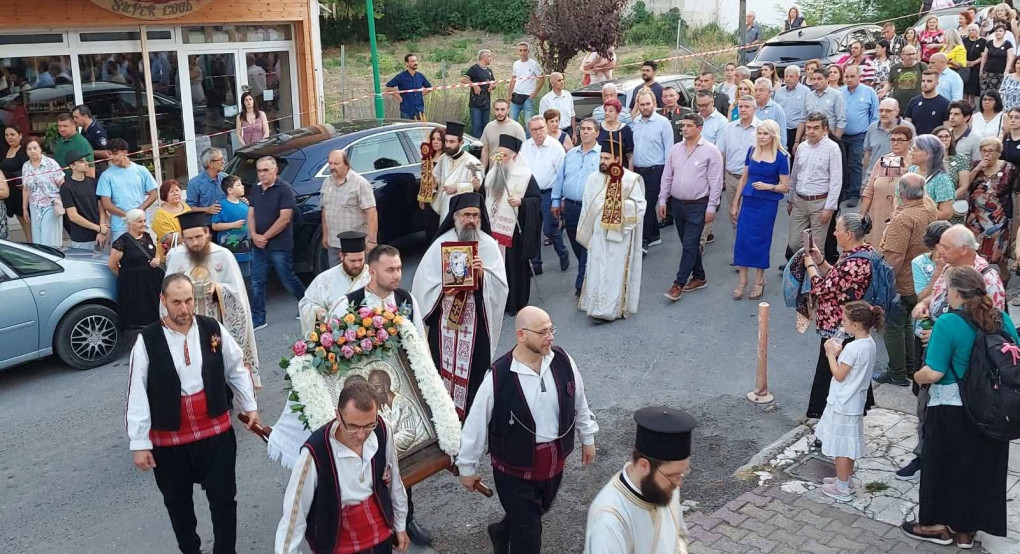 Λαμπρός Πολυαρχιερατικός Εσπερινός στον Ιερό Ναό Αγίων Πέτρου και Παύλου Γιαννιτσών Λαμπρός Πολυαρχιερατικός Εσπερινός στον Ιερό Ναό Αγίων Πέτρου και Παύλου Γιαννιτσών