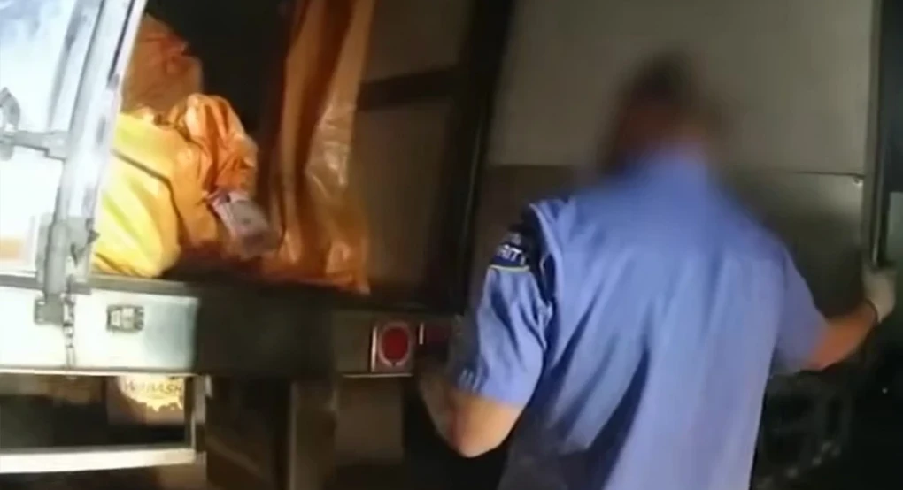 Η πιο ακριβή ληστεία κοσμημάτων στις ΗΠΑ – Συνελήφθησαν οι 7 που «σήκωσαν» διαμάντια και χρυσό αξίας 100 εκατομμυρίων Η πιο ακριβή ληστεία κοσμημάτων στις ΗΠΑ – Συνελήφθησαν οι 7 που «σήκωσαν» διαμάντια και χρυσό αξίας 100 εκατομμυρίων