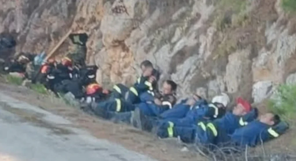 Συγκλονιστική φωτογραφία από τη φωτιά στη Χίο: Πυροσβέστες εξαντλημένοι, έχουν ξαπλώσει στην άκρη του δρόμου Συγκλονιστική φωτογραφία από τη φωτιά στη Χίο: Πυροσβέστες εξαντλημένοι, έχουν ξαπλώσει στην άκρη του δρόμου