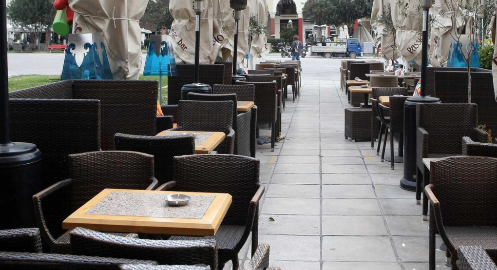 Ελεγκτικό Συνέδριο: Το 50% των καταστημάτων που βγάζουν έξω τραπεζοκαθίσματα δεν έχει άδεια από τους Δήμους