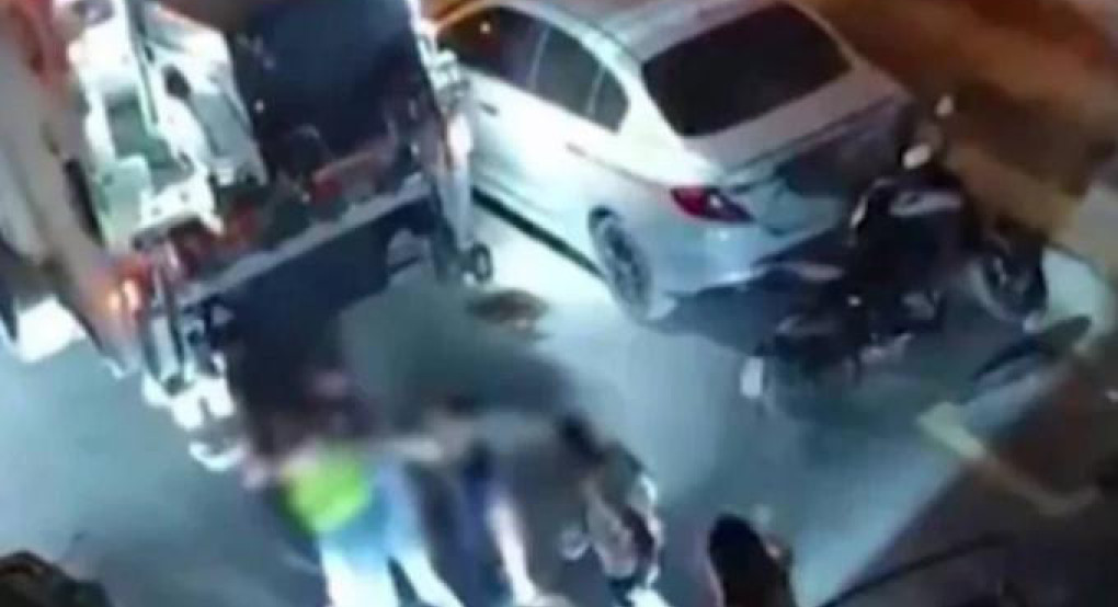 Σοκάρει ο πατέρας του 28χρονου που έδειρε υπάλληλο καθαριότητας και αναζητείται – «Θα πάνε φυλακή τον γιο για 2 ψιλομπουνιές;» Σοκάρει ο πατέρας του 28χρονου που έδειρε υπάλληλο καθαριότητας και αναζητείται – «Θα πάνε φυλακή τον γιο για 2 ψιλομπουνιές;»