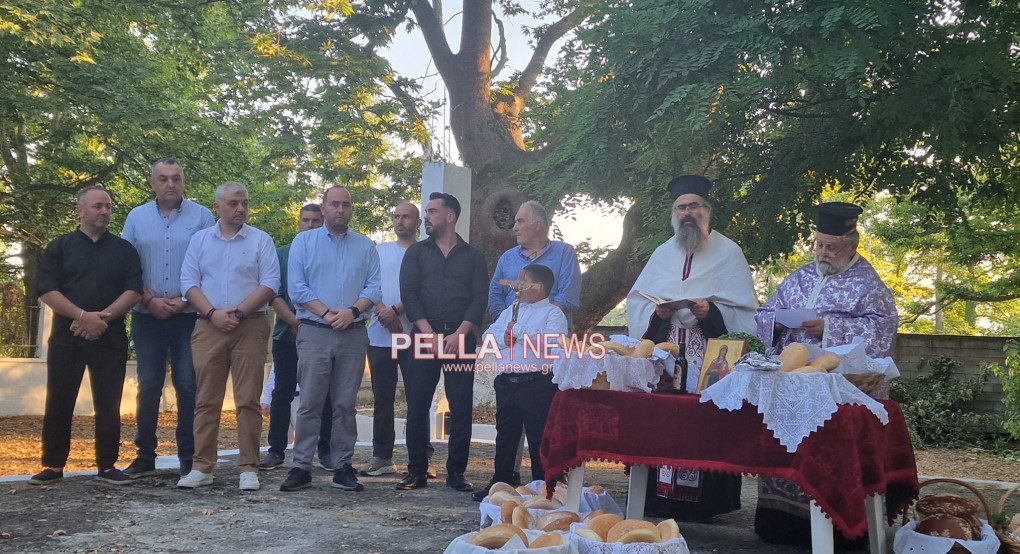Πανηγυρίζει η Αγία Κυριακή στη Μηλιά Αλμωπίας — Με λαμπρότητα ο Εσπερινός στο εξωκλήσι του χωριού Πανηγυρίζει η Αγία Κυριακή στη Μηλιά Αλμωπίας — Με λαμπρότητα ο Εσπερινός στο εξωκλήσι του χωριού