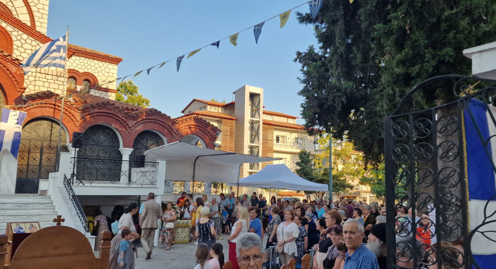 Ουρές πιστών στον Άγιο Γεώργιο για την πανήγυρη του Παρεκκλησίου του Αγίου Παϊσίου Ουρές πιστών στον Άγιο Γεώργιο για την πανήγυρη του Παρεκκλησίου του Αγίου Παϊσίου